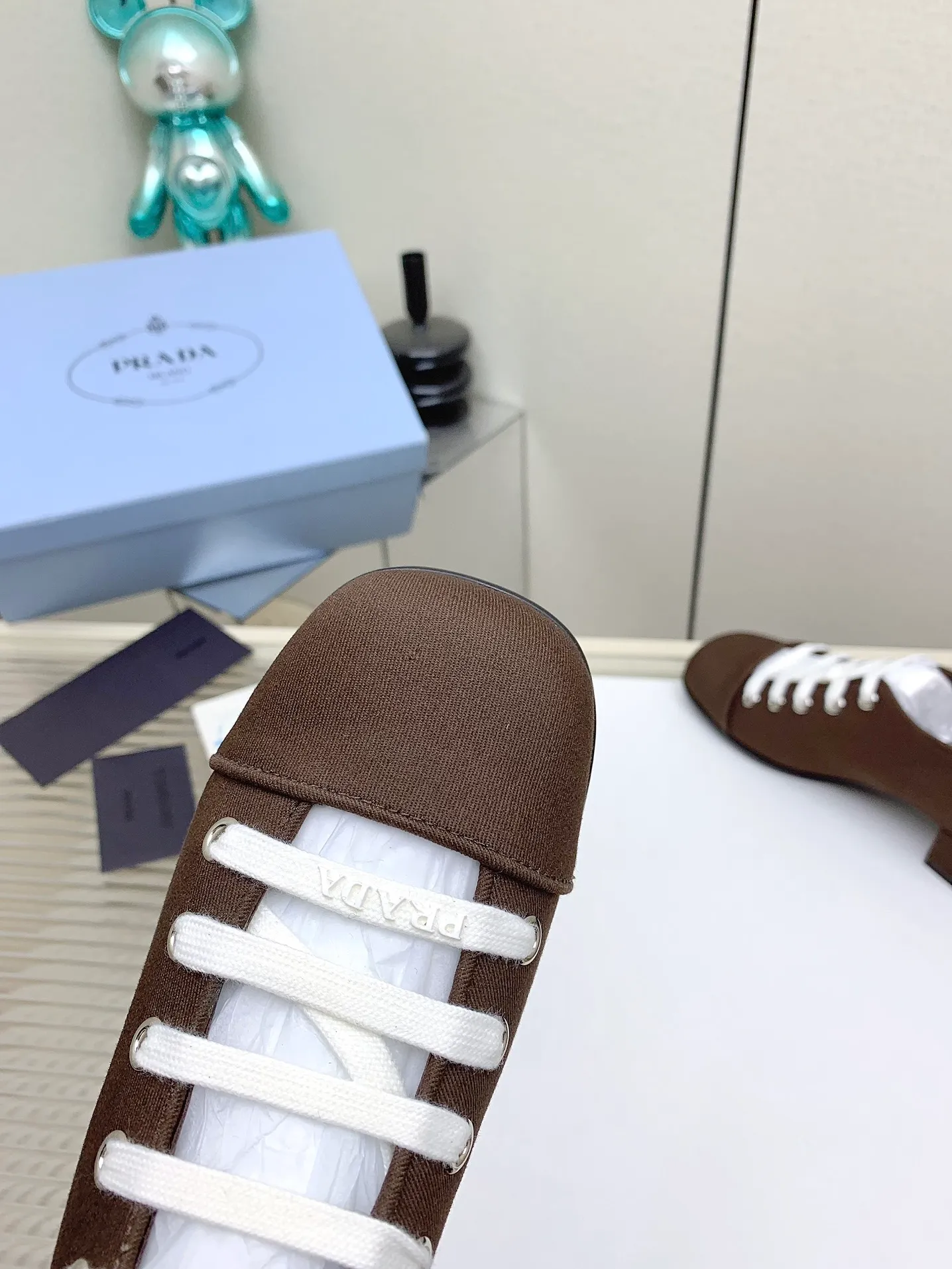 👟👟Ex-factory price 620👟👟 (Higher version) Prada 25/Spring and Summer Catwalk New lace-up hollow shoelace Mary Jane thick heel shoes This year’s lace-up element is super popular and really fashionable. I am obsessed with the appearance and comfort! The salty or sweet doll head design is full of girlishness. It is retro and playful yet elegant. The key is that it is easy to wear. ✔️Upper: original customized fabric ✔️Inner: sheepskin ✔️Outsole: genuine leather outsole imported from Italy ✔️Size: #35-41 (40.41 custom-made, non-refundable)